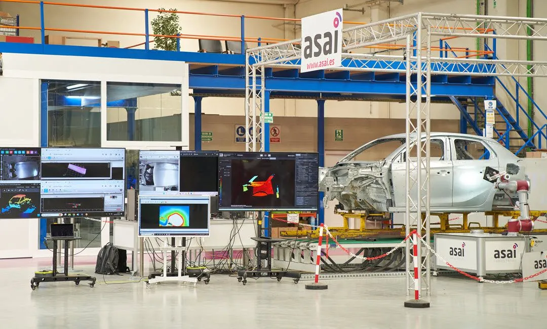 ASAI-Räumlichkeiten mit einer Karosserie und Engineering-Arbeitsplätzen