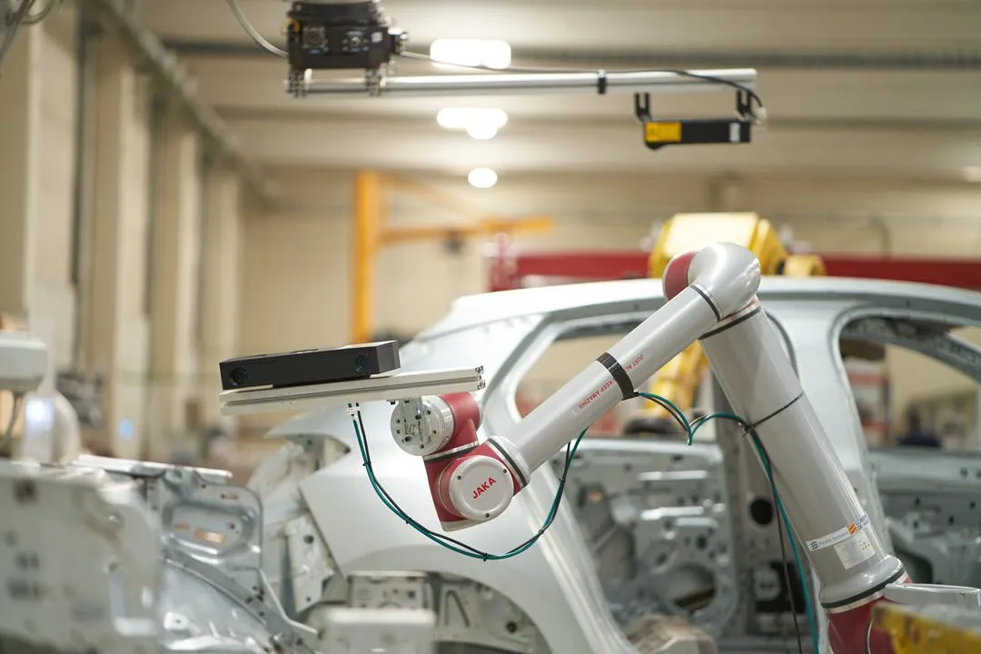 Kollaborativer Roboter prüft eine Karosserie an einer Automobillinie